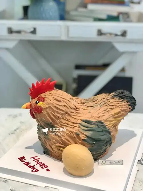 应该是属于没翻车的生日蛋糕吧公鸡蛋糕