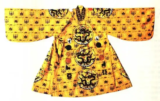 苏州刺绣艺术博物馆复制明万历袍服(引自黄能馥 陈娟娟著《中国龙