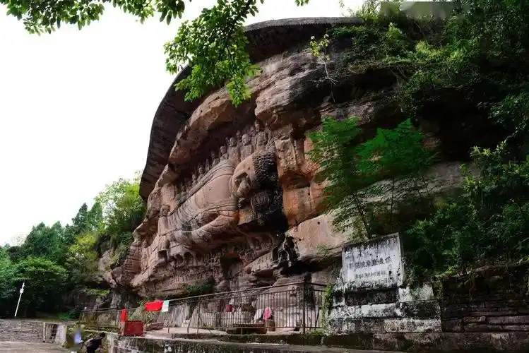 所以崖壁相对稳定,即使挺拔高耸也不会倒塌,这也是乐山大佛能巍坐江边