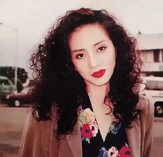 梅艳芳,小时候家境不是很好,4岁的时候,为了生活跟着母亲登台表演