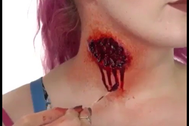 美女脖子上做了一个伤疤这样参加万圣节一定很酷