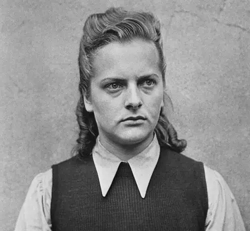 纳粹集中营最凶残的女魔头格蕾泽,专挑漂亮的女囚犯下手