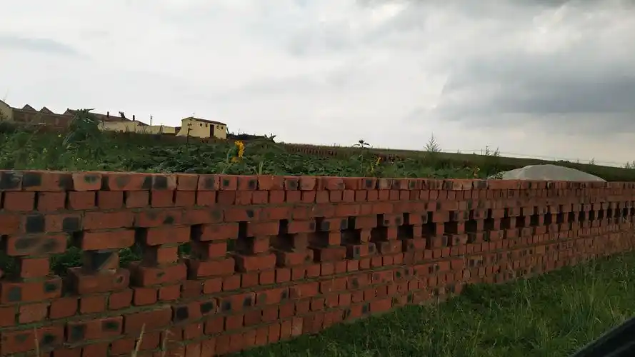 改造后添加的村庄围墙.