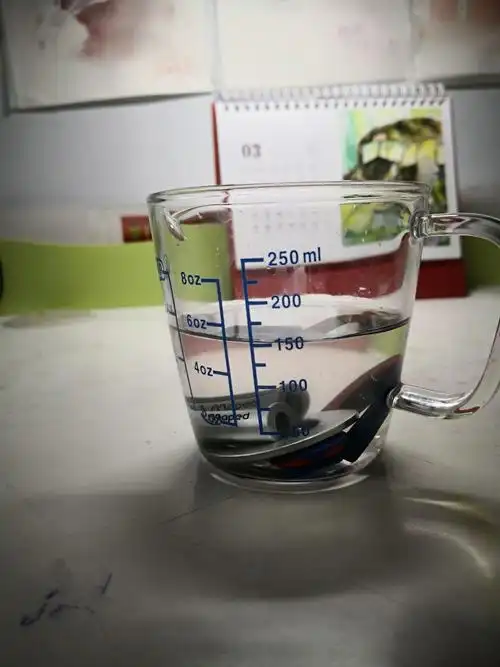 最后将物体放入水中,刻度升到了150ml.