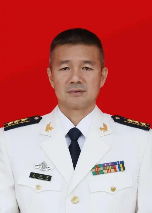 门县海游街道人,1978年8月出生,2001年5月入伍,现任92098部队副部队长