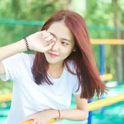 假装微笑的女生头像