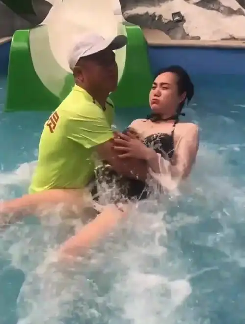 微胖美女玩水上乐园滑梯,接下来的一幕,忍不住想多看两眼!