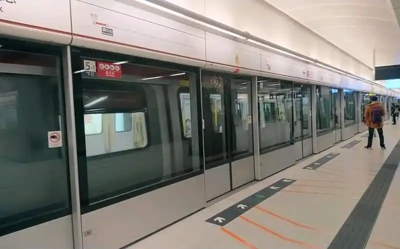 港铁屯马线一期d401-d402抵達鑽石山站3号月台