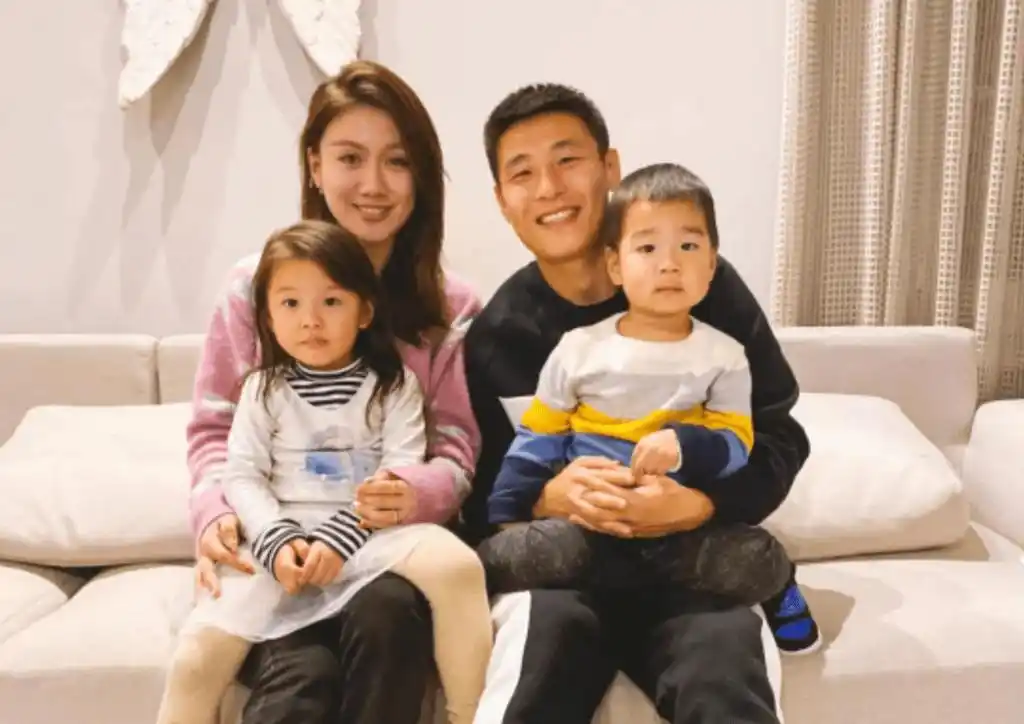 武磊美丽妻子三胎生下一女,带俩娃陪他留洋3年,回上海又当妈_孩子