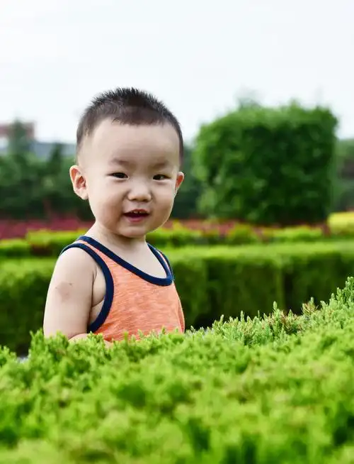 一岁八个月,小小屁孩,玩起来是天真烂漫,活泼可爱.