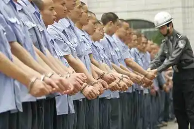 重庆进行最大规模市内转运服刑人员行动