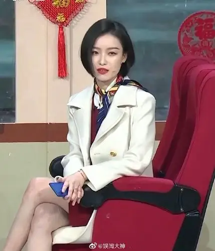 倪妮发型 我蠢蠢欲动#倪妮在春晚的短发造型搭配大衣妥妥的气质派神