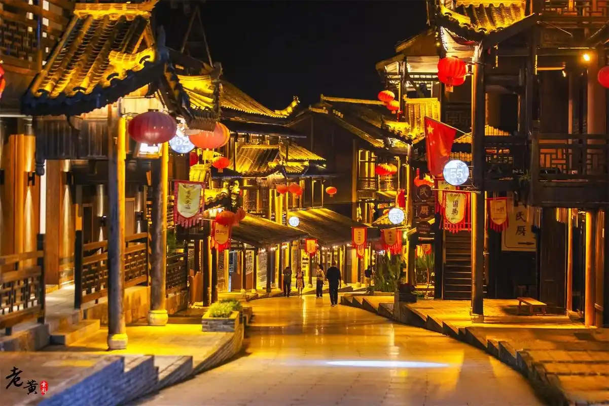 记录旅行酉州古城,位于酉阳城心,紧邻桃花源景区.