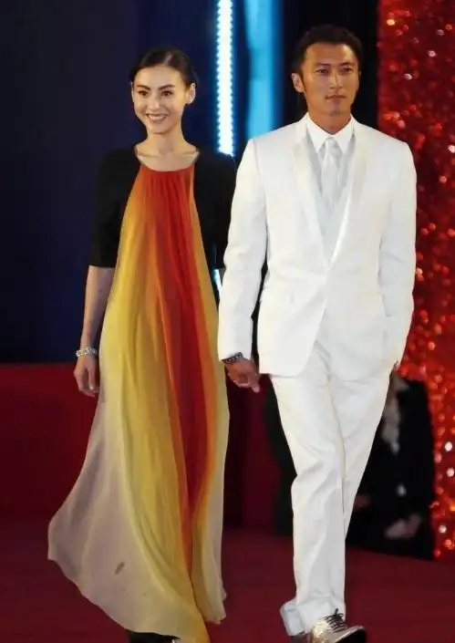 张柏芝晒与神秘男子牵手照!男方身份惹猜测,刚被闺蜜爆料非单身