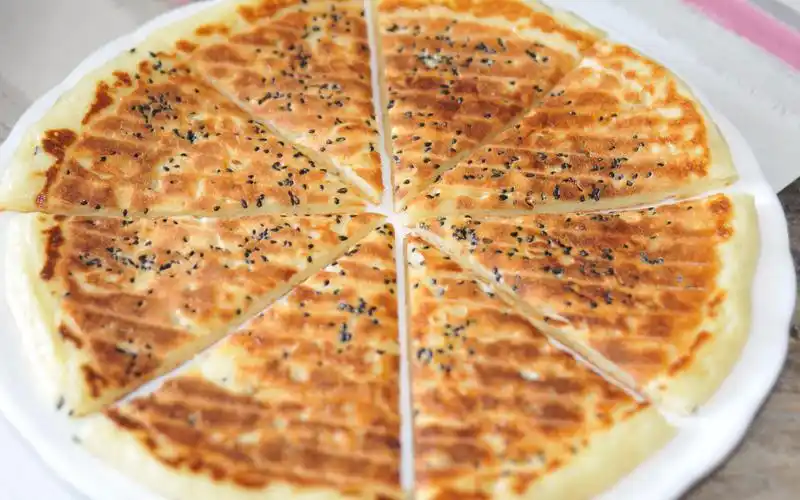 平底锅也能做烤饼,1碗面粉,2鸡蛋,不用揉面,蓬松暄软吃不够