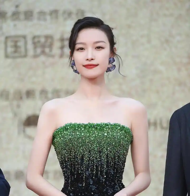 倪妮休闲居家照慵懒眼神迷离,大家喊话倪妮别剪头发了,记得接发