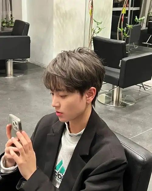 73男生奶茶棕气质棕