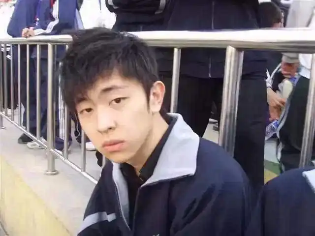 邓伦高中照片曝光,眉毛别致看起来憨痴痴的,网友:这脸吹不出来