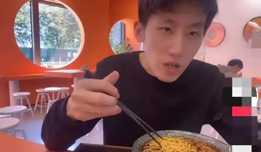 父母入狱,女友嫁人,富二代丁伟如今在开面馆,奶奶却又生病失忆_丁万