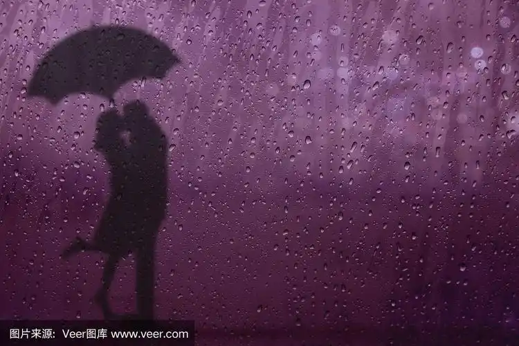 带着伞在雨中接吻的迷离恋人