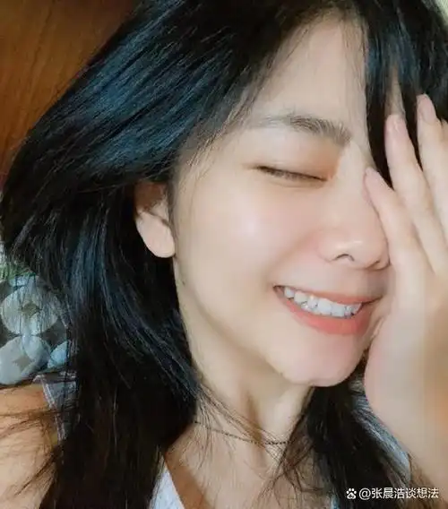 谭松韵晒出了自己的素颜照片,引起了广大粉丝们的热议.