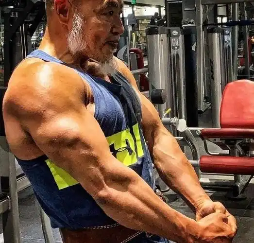 中国65岁大爷一身腱子肉,健身22年,好身材吊打众多健身房小伙