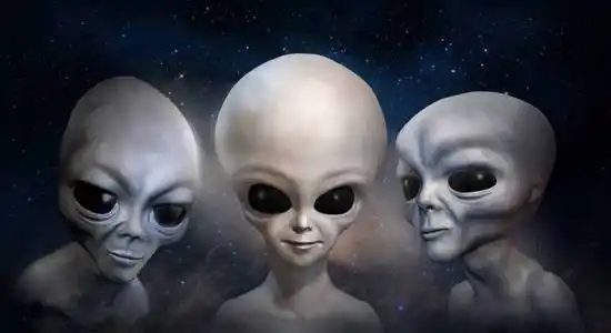 三不同的灰色外星人在宇宙的天空和星系的背景下.3d 插图.壁纸照片