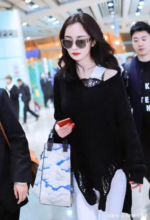 杨幂穿衣真猛,"绑带丝袜"秀美腿,实力上演"制服诱惑"