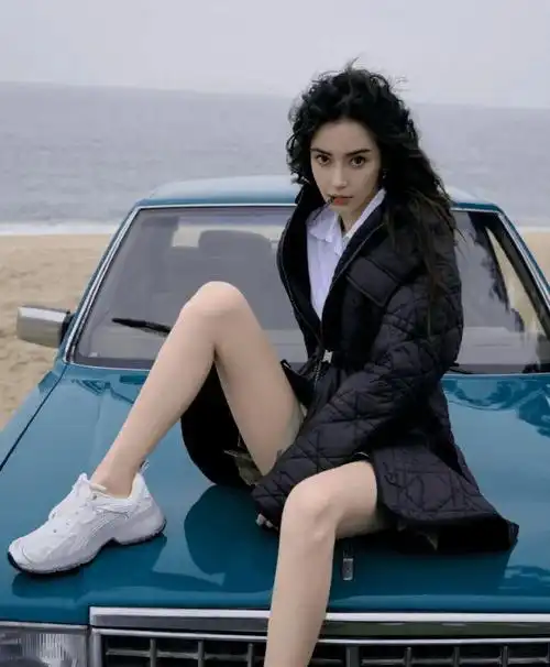 杨颖穿比基尼惊艳皮肤白皙秀蛮腰大长腿轻撩湿发梦回嫩模时期