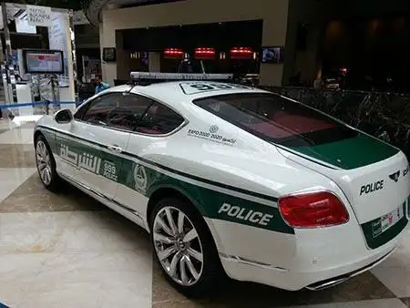 图片 > 正文 在迪拜,随处可见的靓车赏心悦目~这辆bentley的车牌是三