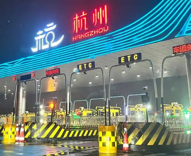 杭州新能源汽车撞收费站致司乘4人死亡:租车公司工作人员称司机是帅