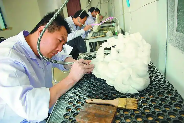 图为工作人员正在加工玉石.  本报记者郭俊峰摄