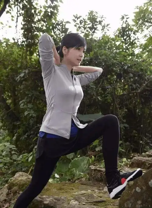 50岁的周慧敏宛如少女,健身真能延缓衰老?