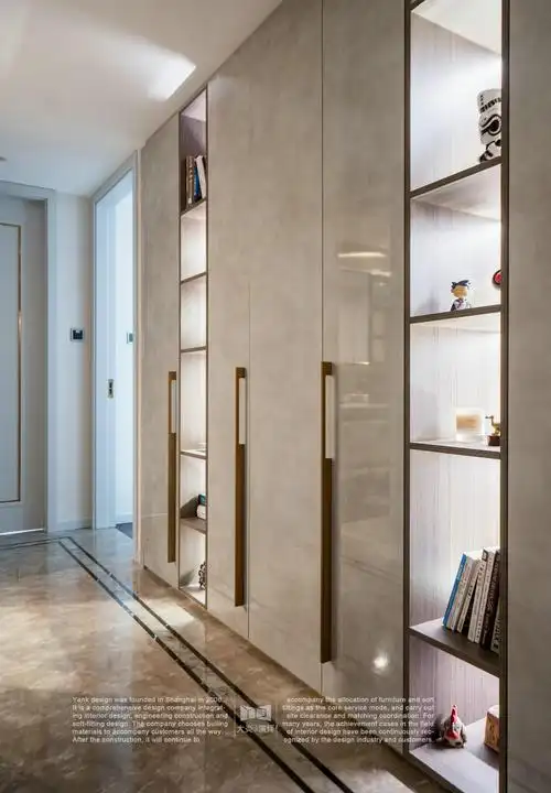 现代轻奢风四居过道储物柜装修效果图