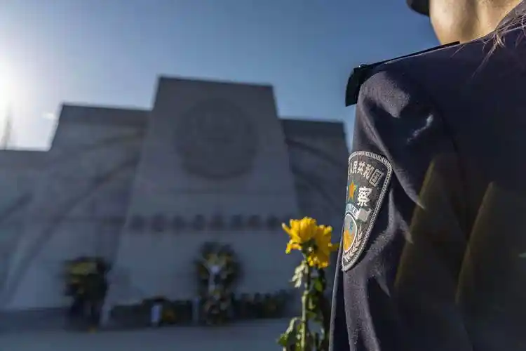 乌鲁木齐铁警开展清明缅怀公安英烈活动_新疆_环境_的力量