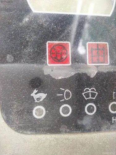 雷沃60挖掘机仪表盘上图标一直亮和响附图