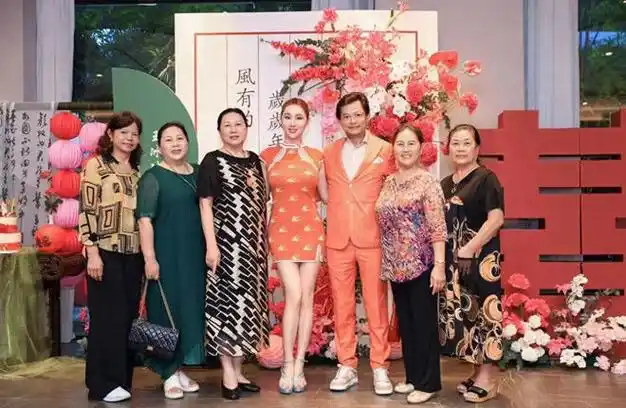 莫华伦老婆王冰冰晒全家福甜蜜狂秀恩爱(图12)