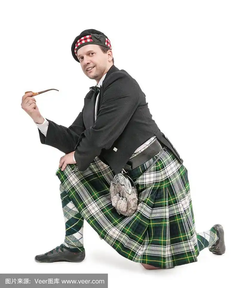 穿着传统服装,抽烟斗的苏格兰男子