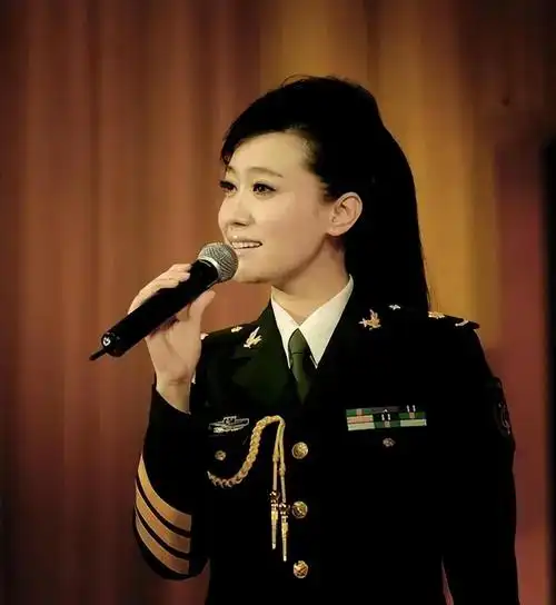 回顾军旅歌手谭晶:嫁大8岁科学家老公,婚后生两女生活幸福甜蜜