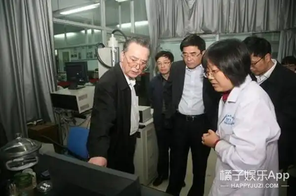 橘子君还是比较相信遗传的,既然王德民老先生这么帅,儿子应该不会差到