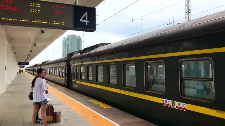 绿皮火车缓缓进站