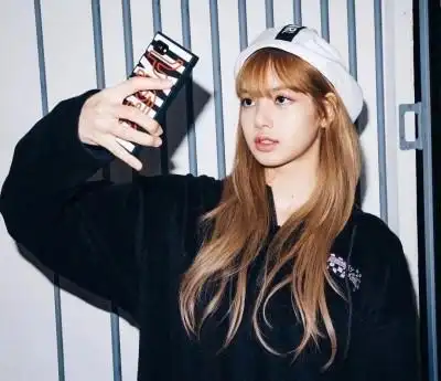 这位长得漂亮跳舞又a的女爱豆叫lalisa manoban,中文名叫拉莉莎马诺芭