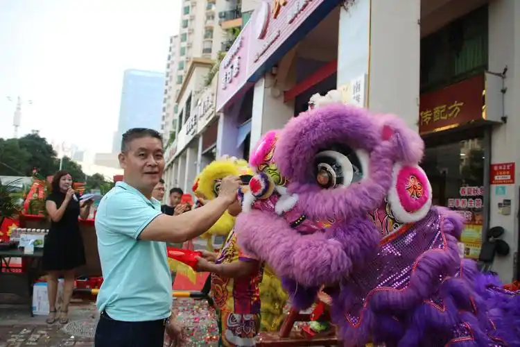 谢老头药业总经理谢发明为舞狮点睛.