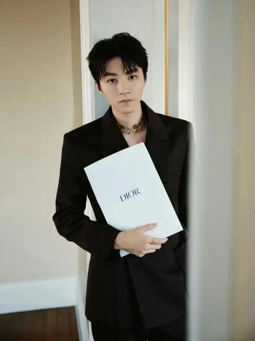 王俊凯真空西装94all black禁欲系小少爷