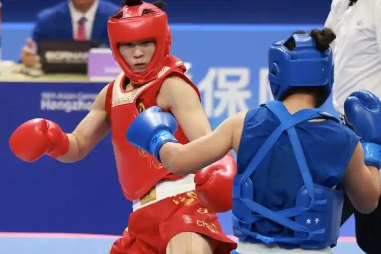 武术散打女子52公斤级半决赛,李玥瑶的对手是来自哈萨克斯坦的阿杨