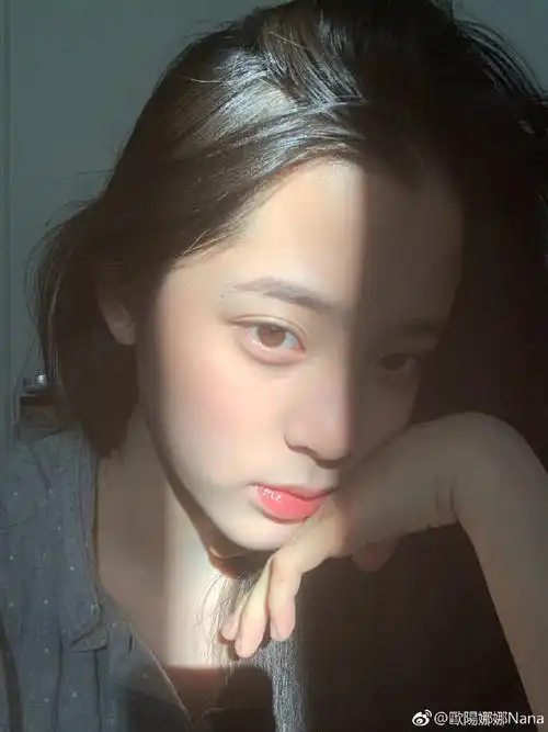 欧阳娜娜第一学期结束复工晒自拍不洗头自嘲做作有胡子