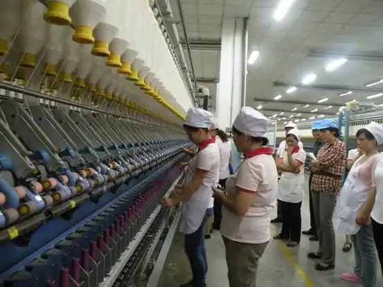 图为挡车工在精心操作