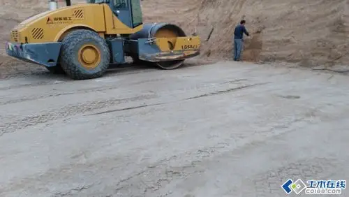 加油站油罐池基坑3:7灰土垫层碾压