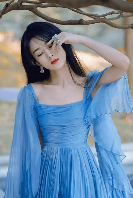 赵丽颖一身蓝色雪纺连身裙出镜,气质典雅动人惊艳了不少粉丝网友这条