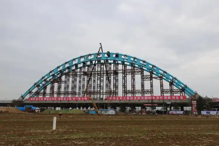 国内时速350公里高铁最大跨度系杆拱合龙